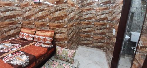 Lajpat Nagar Hotel | Diplomat luxury home stay in private apartment with kitchen, washroom, wifi , Android tv, fridge in cream location of posh south delhi foreiner area of lajpat nagar, safst locality of Delhi for single females