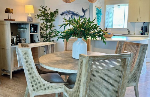 Diamond Head - Kapahulu - St. Louis Condo | Direct Oceanfront 1,000 sq' corner/end 18th floor condominium unit.