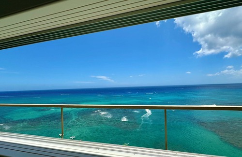 Diamond Head - Kapahulu - St. Louis Condo | Direct Oceanfront 1,000 sq' corner/end 18th floor condominium unit.