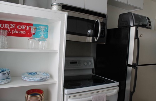 Bay Esplanade Villa | DIRECT WATERFRONT 2BDRM Villa full kitchen, fish from porch