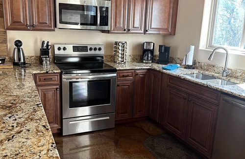Broadmoor Cabin | DIRECTLY on Cheyenne Creek - CENTRAL AIR -Walk to Broadmoor