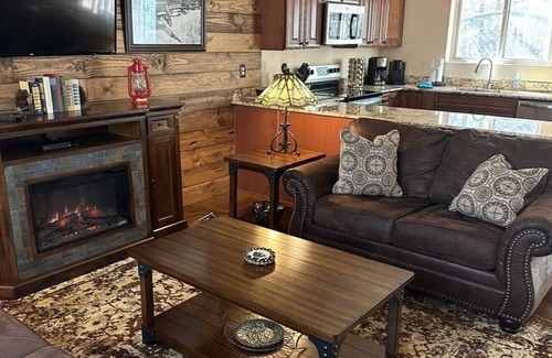 Broadmoor Cabin | DIRECTLY on Cheyenne Creek - CENTRAL AIR -Walk to Broadmoor