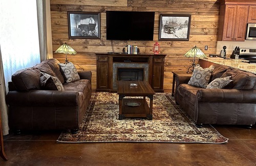 Broadmoor Cabin | DIRECTLY on Cheyenne Creek - CENTRAL AIR -Walk to Broadmoor