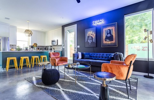 East Cesar Chavez House | Disco Den w Hot Tub 6 min Walk to Rainey St