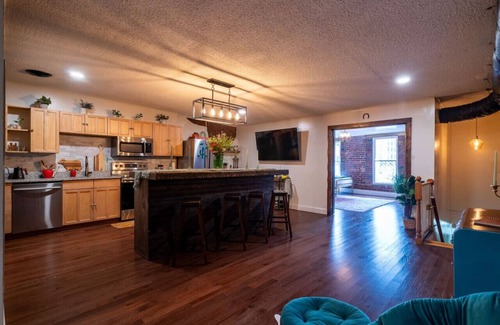 Old City Apartment | Disco Hideaway, Sleeps 8, 3BR