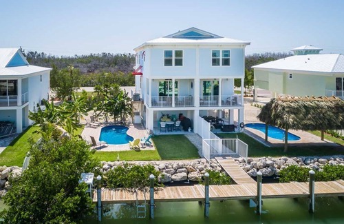 Marathon Villa | DISCOUNT AVAILABLE! 4 BR/3 BA Private Pool/Dock/Canal Front/Neighborhood Beach!