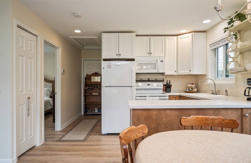Naples Apartment | Discount!Charming 1BR Suite, Minutes from Skiing, Hiking, Wren's Roost