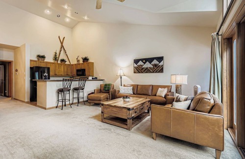 Historic District Ski Chalet | DISCOUNT PRICING! LUX 3/3 CHALET! 4 MIN WALK TO QUICKSILVER LIFT & MAIN ST!