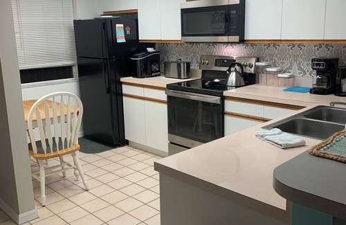 Palmetto Condo | Discounted Rate! Terra Ceia Bay Golf & Tennis Club and a modest drive to Beaches
