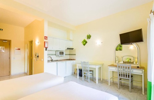 Figueiral House | Discover Algarve's Charm! Kitchenette and Balcony, Outdoor Pool, Free Parking!