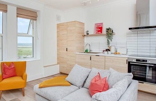 Westward Ho Cottage | Discover coastal bliss at Spindrift – a stylish, two-bedroom apartment in Westward Ho.