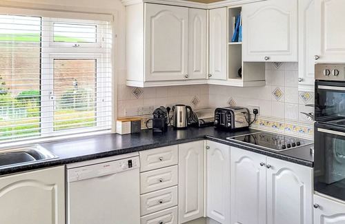 Port Isaac Cottage | Discover coastal living in this charming bungalow located in Cornwall.