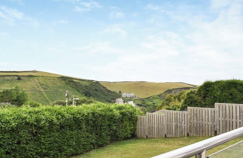 Port Isaac Cottage | Discover coastal living in this charming bungalow located in Cornwall.
