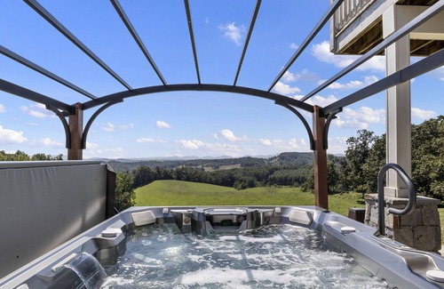 Marshall House | 🚜Discover 'Halewood Farm'. Dog-Friendly 3,000 sq ft Home w/HOT TUB & Game Shed
