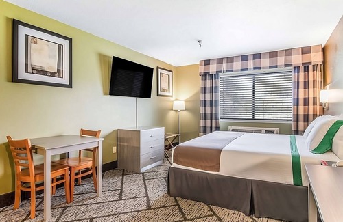 Poulsbo Resort | Discover Historic Poulsbo! Kitchenette, Free Onsite Parking