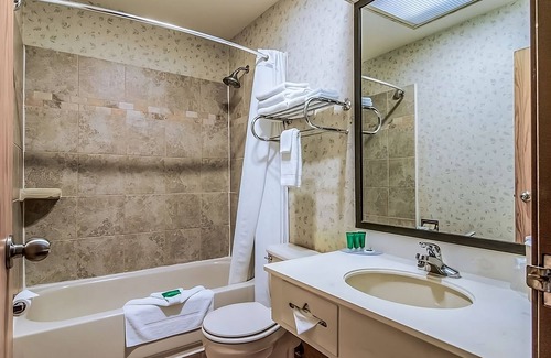Poulsbo Resort | Discover Historic Poulsbo! Kitchenette, Free Onsite Parking
