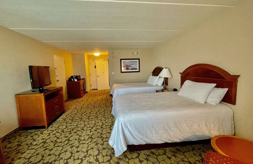 Chinatown Hotel | Discover Houston's Beauty from Comfortable Room with Outdoor Swimming Pool