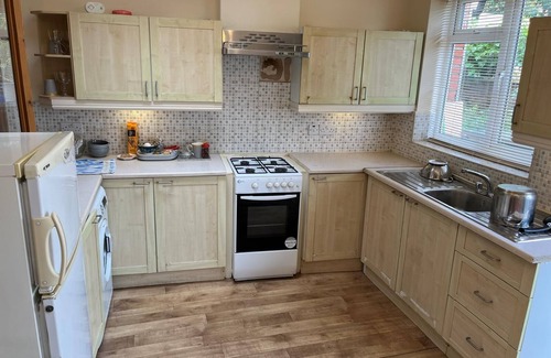 Finchley House | Discover London: Comfy1-Bedroom House with High-Speed WiFi! #ShortStay #Travel