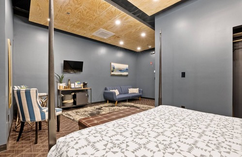 Middletown House | Discover Posh Boutique Hotel in Middletowns Torchlight Pass Revival District 302