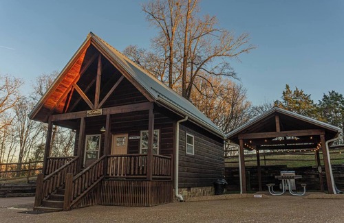 Byrdstown House | Discover The Rockhouse: Your Gateway to Nature and Comfort