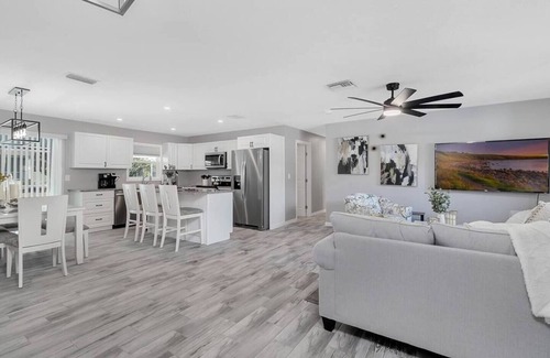 Oakland Hills House | Discover the welcoming golf community of Rotonda West in this beautifully styled home