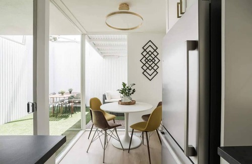 Mission Hills Apartment | Discover the work of modernist architect Homer Delawie at the Hillside Hideaway. This unique downstairs unit reflects his renowned style of simplicity, using large glass areas to seamlessly blend the living space with the natural surroundings.