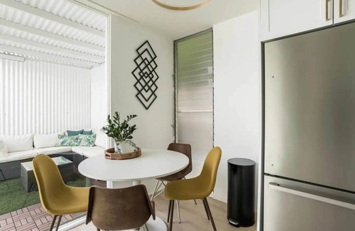 Mission Hills Apartment | Discover the work of modernist architect Homer Delawie at the Hillside Hideaway. This unique downstairs unit reflects his renowned style of simplicity, using large glass areas to seamlessly blend the living space with the natural surroundings.