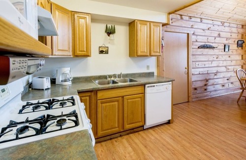 Warrens House | Discover Wisconsin's Hidden Gem! Minutes to Wisconsin Cranberry Discovery Center