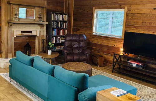 Kite Cabin | Discovery Woods Cabin | Hot Tub | Private Lake | Wonderful Star Gazing