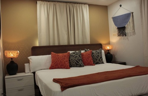 Bayou Oaks House | Disk golf BBQ King Bed
