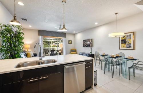 Four Corners House | Distinctive Home Private Pool