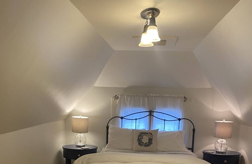College Hill Apartment | DISTINGUISHED COLLEGE HILL LOCATION: BEAUTIFUL 2 BEDROOM APARTMENT