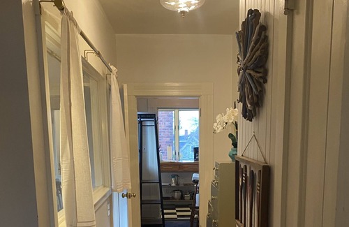 College Hill Apartment | DISTINGUISHED COLLEGE HILL LOCATION: BEAUTIFUL 2 BEDROOM APARTMENT