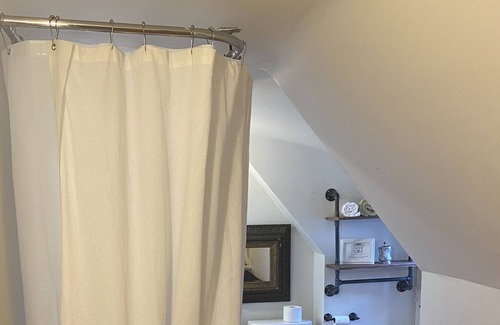 College Hill Apartment | DISTINGUISHED COLLEGE HILL LOCATION: BEAUTIFUL 2 BEDROOM APARTMENT