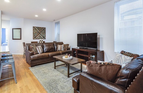 Wrightwood Neighbors House | Diversey #1 - Lincoln Park Living: 5 Queen Beds / 2 FULL Bathroom