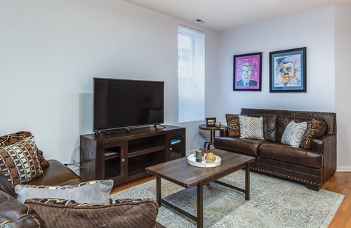 Wrightwood Neighbors House | Diversey #1 - Lincoln Park Living: 5 Queen Beds / 2 FULL Bathroom