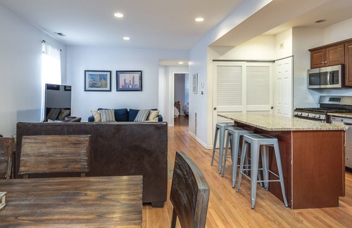 Wrightwood Neighbors House | Diversey #2 Lincoln Park-Short walk to Wrigley, Lincoln Park and The Beach!