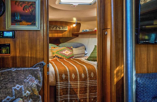 Sydney Boat Rental | DIVINE YACHT OVERLOOKING SYDNEY HARBOUR
