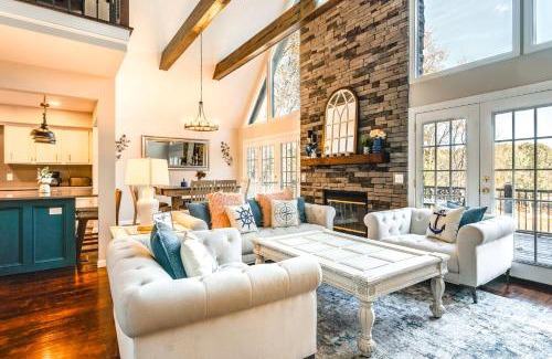 Southmont House | Dock and Hot Tub at High Rock Lake Retreat
