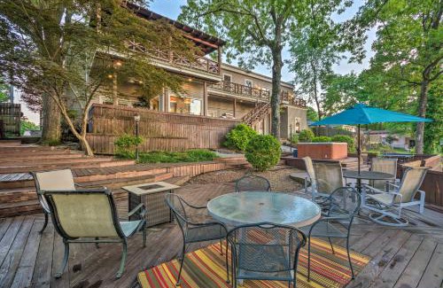 Mid America House | Dock, Hot Tub and Kayaks Luxe Hot Springs Lakehouse