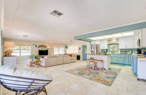 Homosassa Cottage | Dock + Lanai: Riverview Homosassa Escape!