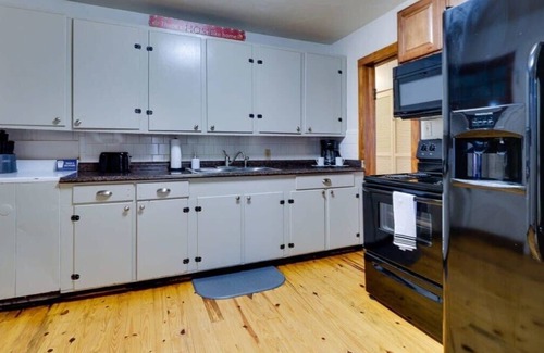 Savannah House | Dock & Volleyball! Near Downtown - Golden Getaway