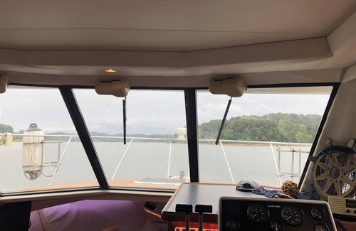 Dandridge Boat Rental | DOCKED-Modern Clean Houseboat on Douglas Lake, TN