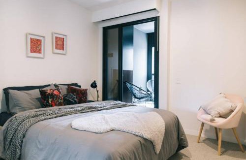 Docklands Apartment | Docklands 2BR Apartment with Parking