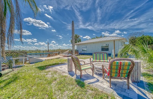 Southside Rural Community Apartment | Dockside Oasis, Private Entrance & Balcony