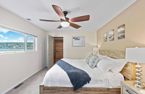 Bremerton House | Dockside Retreat w/Hot Tub, Kayaks, & Firepit