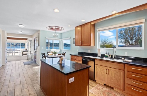 Bremerton House | Dockside Retreat w/Hot Tub, Kayaks, & Firepit