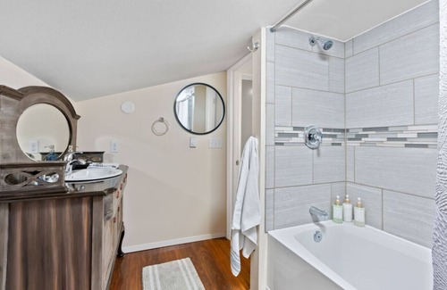 Bremerton House | Dockside Retreat w/Hot Tub, Kayaks, & Firepit