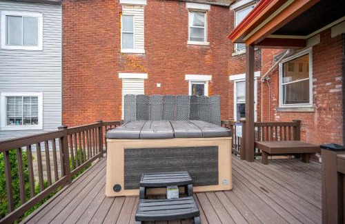 Dayton House | Doctors Retreat with Hot Tub