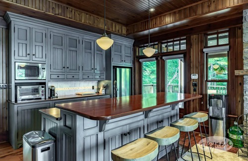 Muskoka Lakes Cottage | Doesn't Get Better! Muskoka Luxury! 7Bdrms, 5Bath, Boathouse! Bunkie!